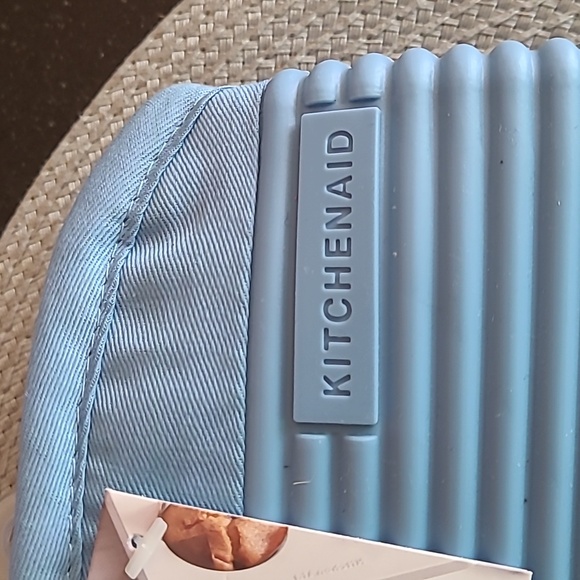 KitchenAid Large Silicone Oven Mitts - Picture 4 of 8